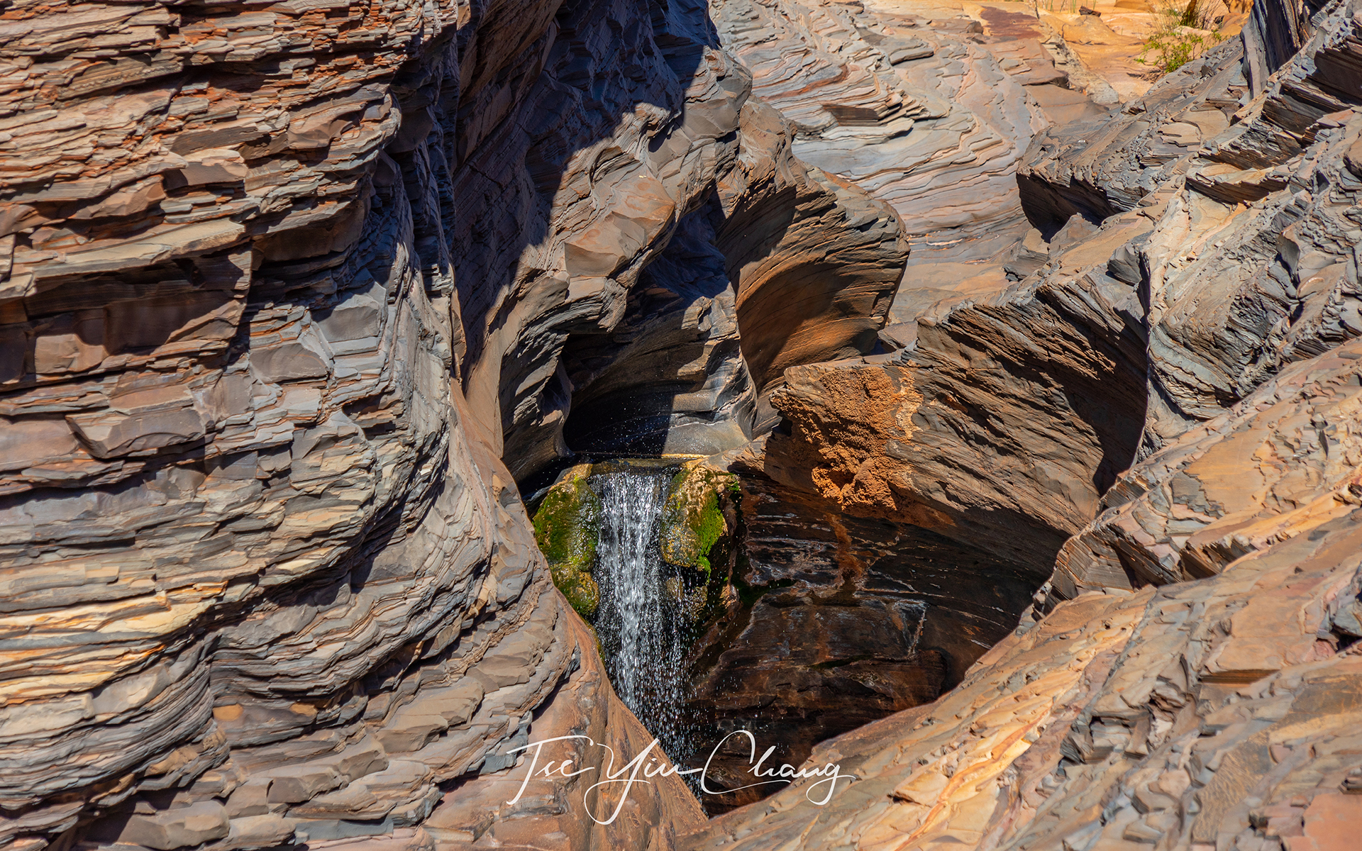 The rock around the Spa Pool at Hamersley Gorge is smooth and curving, and it closes in to form a bowl