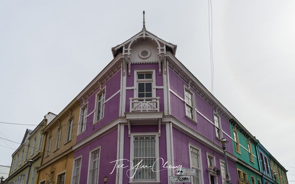 Large proportions of its buildings are painted in bright colours, a similar Bohemian character to that found in Lastarria in Santiago